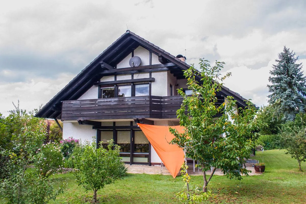 Ferienwohnung Karch in Roth-Bernlohe – Balkonansicht des Hauses